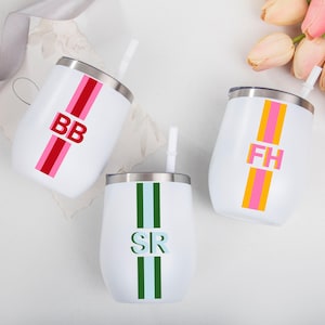 Vaso con monograma de sombra con tapa y pajita, vaso de vino personalizado con sombra en bloque y rayas, vaso de vino sin tallo, diseño preppy único y colorido.