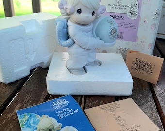 Precious Moments Enesco Collectors Club Vintage 1992  Symbol of Membership  Figurine "The Club That's Out Of this World"  NIB Astronaut