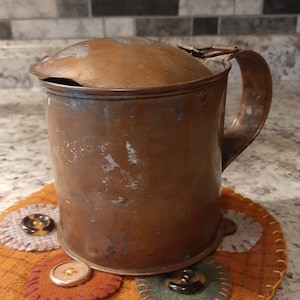 Gammal engelsk handgjord gammal kopparlockmugg vassal kopparsejdel primitiv metall med bra patina antik kopparmugg