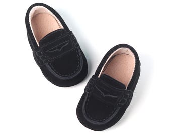 Mocassins en cuir suédé noir bébé garçon : chaussures pour mariage et baptême