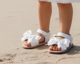 Sandalias de bebé de piel blanca con lazos: zapatos de boda de verano