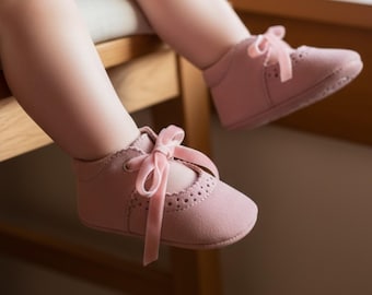 Roze suède Mary Jane-schoenen voor baby's met fluwelen strikbanden