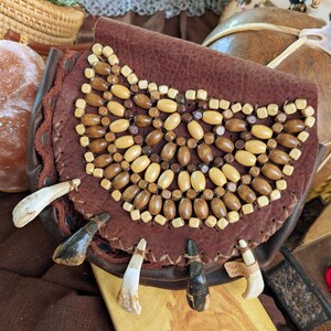 Bolso tipo cartera con cinturón de piel de bisonte y cuentas