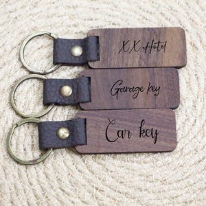 Custom Engraved Wood Keychain – Handmade Gift for Husband, Wife, or Parents, Ideal for Christmas, Birthday or Graduation