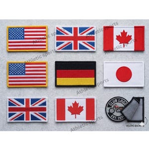 Op de afbeelding: Een verzameling rechthoekige geborduurde patches met de vlaggen van de Verenigde Staten, het Verenigd Koninkrijk, Canada, Duitsland en Japan, naast een ronde zwarte patch met een motorgrafiek en de tekst Club Logo.
