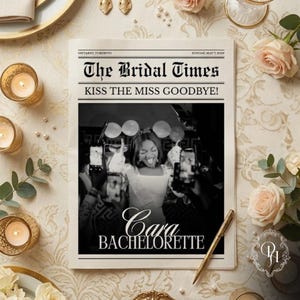 Può includere: Un giornale intitolato The Bridal Times con il titolo KISS THE MISS GOODBYE! che presenta una fotografia in bianco e nero di una persona che indossa una fascia e una fascia per capelli, con il testo Cara BACHELORETTE stampato sotto l'immagine.