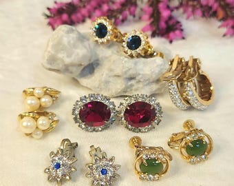 Colección de 6 pendientes de clip vintage con pedrería.