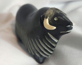 カナダのイヌイット先住民が彫刻した北極の鳥の緑色のソープストーン