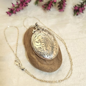 ヴィンテージ 925 バークス ロケット - オーバル型スターリングシルバー製、エッチングと彫刻入りロケットと22インチのシルバーチェーン