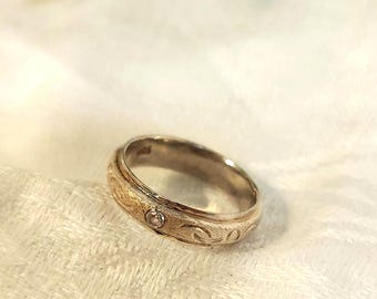 Vintage 925 Sterling Silver Ring - Engraved and Textured Band - Clear Center Stone