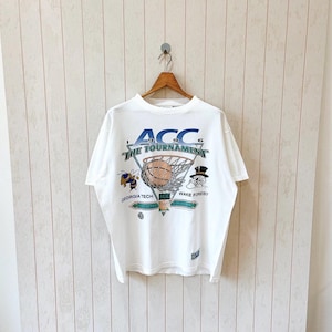 Könnte beinhalten: Handgefertigtes Holzschild mit dem Wort "Welcome" in verspielter Schrift. Das Schild ist weiß lackiert mit einem Used-Look und mit einem dekorativen Blumendesign in Rosa- und Grüntönen versehen. Zum Aufhängen an einer Tür oder Wand.