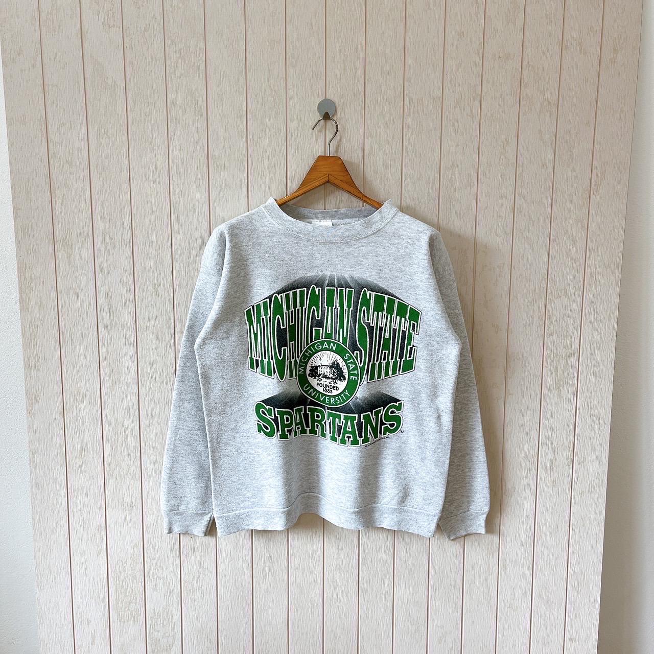 カレッジロゴ》ナイキ プルオーバー センター刺繡スウッシュ 刺繡ロゴ 
