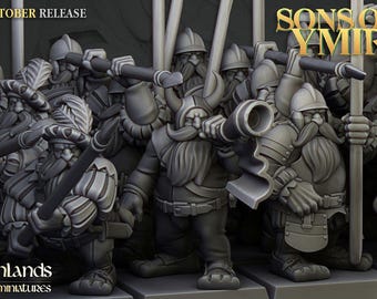 Puede incluir: Un grupo de figuras en miniatura de enanos grises con armadura, algunos sostienen lanzas y uno toca un cuerno. El texto dice OCTOBER RELEASE, SONS OF YMIR y highlands miniatures. Las figuras tienen barbas, cascos y cinturones detallados.