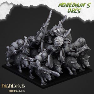 Può includere: Un gruppo di miniature di Orchi in plastica grigia che cavalcano cinghiali in plastica grigia. Gli Orchi sono armati di lance e scudi. Le miniature fanno parte di un set chiamato "Moredhun's Orcs" di Highlands Miniatures.