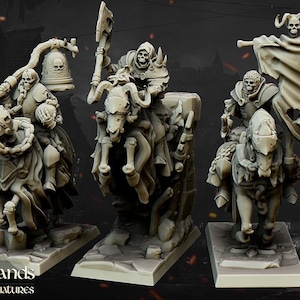 Puede incluir: Tres figuras esqueléticas en miniatura montadas en caballos esqueléticos. Las figuras están en diferentes posiciones, una sosteniendo una campana, otra un hacha y otra una bandera. Las figuras están pintadas de color gris.