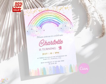 Può includere: Un invito di compleanno a tema arcobaleno per un bambino che compie due anni. L'invito presenta un arcobaleno colorato con accenti di glitter, nuvole e coriandoli dorati. Il testo sull'invito recita: "Unisciti a noi per festeggiare Charlotte compie 2 anni 15 luglio | 15:00 Alle tre del pomeriggio 123 Party St. Funville, USA RSVP a Grace al 123-456-7890 entro il 20 giugno".
