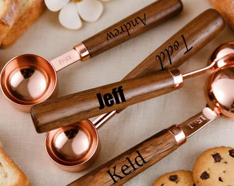 Juego de tazas y cucharas medidoras grabadas y personalizadas, regalo personalizado para ella, abuela y mamá, mangos de madera, regalos para panaderos.