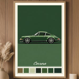 Könnte beinhalten: Ein gerahmter Druck mit einer grünen Sportwagen-Illustration. Das Seitenprofil des Autos trägt das Wort "Carrera" darunter. Das Kunstwerk ist vor einem grünen Hintergrund mit einer Farbpalette am unteren Rand platziert. Der Rahmen ist hellbraun.
