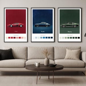Puede incluir: Tres carteles de coches enmarcados. El primero presenta un Ferrari rojo sobre un fondo rojo, el segundo un Porsche azul sobre un fondo azul y el tercero un Mustang verde sobre un fondo verde. Cada cartel incluye una paleta de colores.