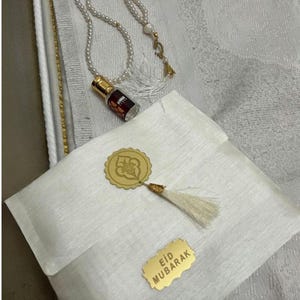 Islamic Gift Set with Prayer Rug, Tasbih and Fragrance – 10 Color Options – Muslim Gift for Eid, Hajj or Wedding