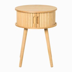 Könnte beinhalten: Ein helles Beistelltisch aus Holz mit einer runden Oberseite und einem zylindrischen Korpus mit vertikalen Holzlatten. Der Tisch hat zwei kleine Türen und steht auf drei abgewinkelten Beinen. Das Design ist minimalistisch und modern.