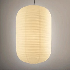 Peut inclure: Un luminaire suspendu cylindrique de couleur crème. La lumière a une texture nervurée semblable à du papier et des extrémités arrondies. La lumière est suspendue à un cordon noir sur un fond neutre. Le luminaire est éclairé, émettant une douce lueur.