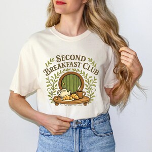 Maglietta con grafica fantasy d'avventura, maglietta vintage per lettori fantasy, maglietta ispirata ai colori del comfort, abbigliamento per fan di viaggi epici, maglietta retrò per amanti dei libri