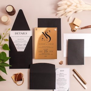 Invito di nozze personalizzato in acrilico dorato - Design personalizzato con stampa nera, varie opzioni di busta, schede dettagliate e scheda RSVP