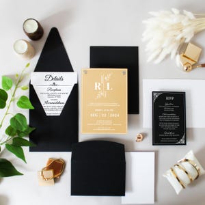 Envelope Preto Moderno com Detalhes em Acrílico Dourado Convite Personalizado | Design Elegante com Cartão RSVP para Casamentos ou Eventos Especiais