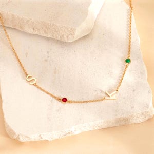 Collar con inicial y piedra de nacimiento personalizado, collar con letra de piedra preciosa, collar con inicial lateral, collar con nombre, regalos personalizados para ella