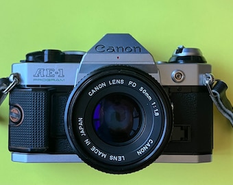 Appareil photo reflex numérique Canon AE-1 avec objectif à monture FD 50 mm