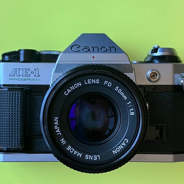 Canon AE-1 SLR Kamera mit 50mm Schraubobjektiv
