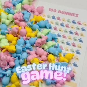 Op de afbeelding: Een Paas-thema spel met kleurrijke konijnenbeeldjes in pastelkleuren roze, blauw, geel en groen. Het spel bevat een genummerde kaart met de tekst "100 Bunnies" en "Easter Hunt game!"
