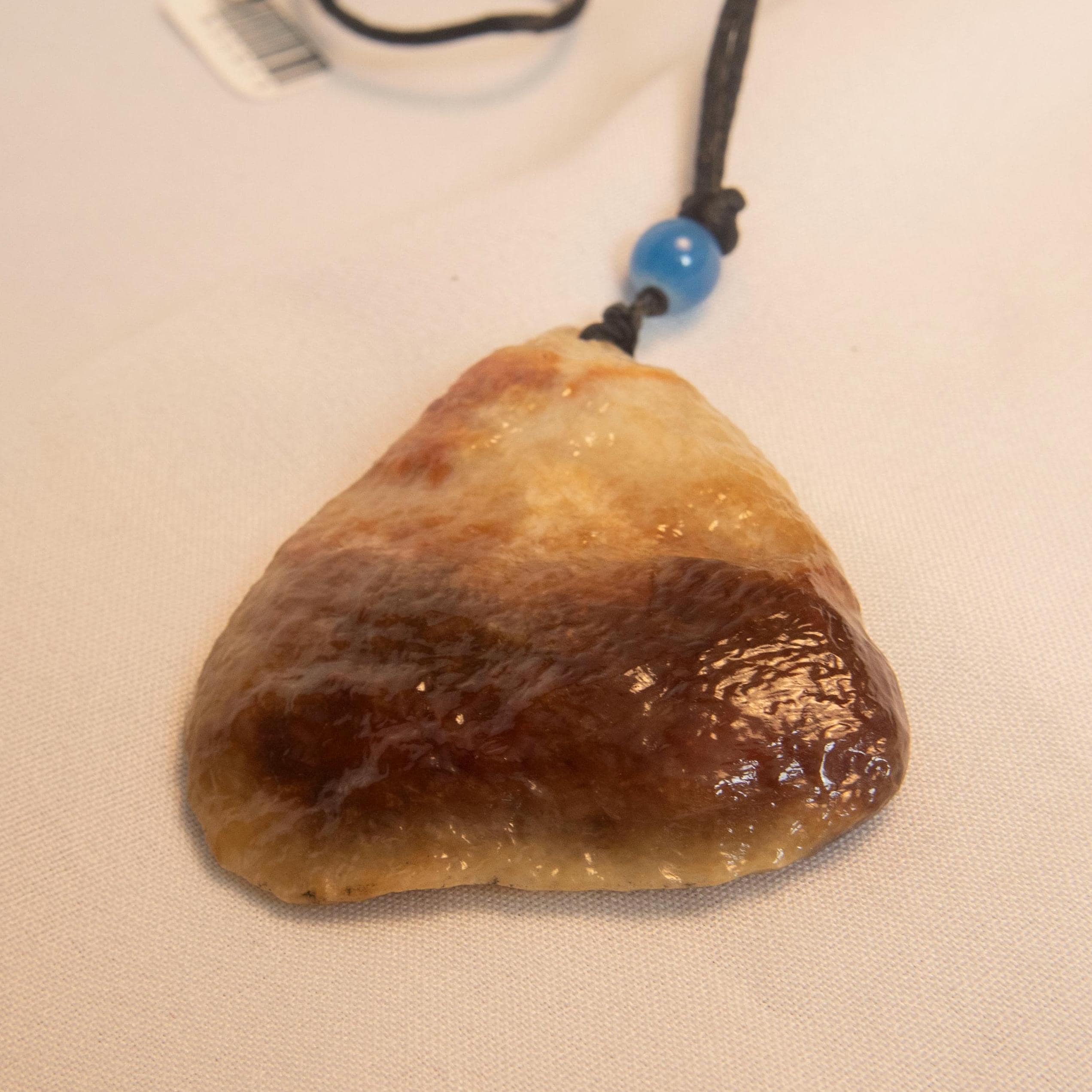 彫刻されたビルマ翡翠ペンダント：黄赤茶色、ユニークな形状 - Etsy 日本