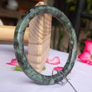 Bracelet jonc jadéite birman 61 mm : motif marbré vert foncé