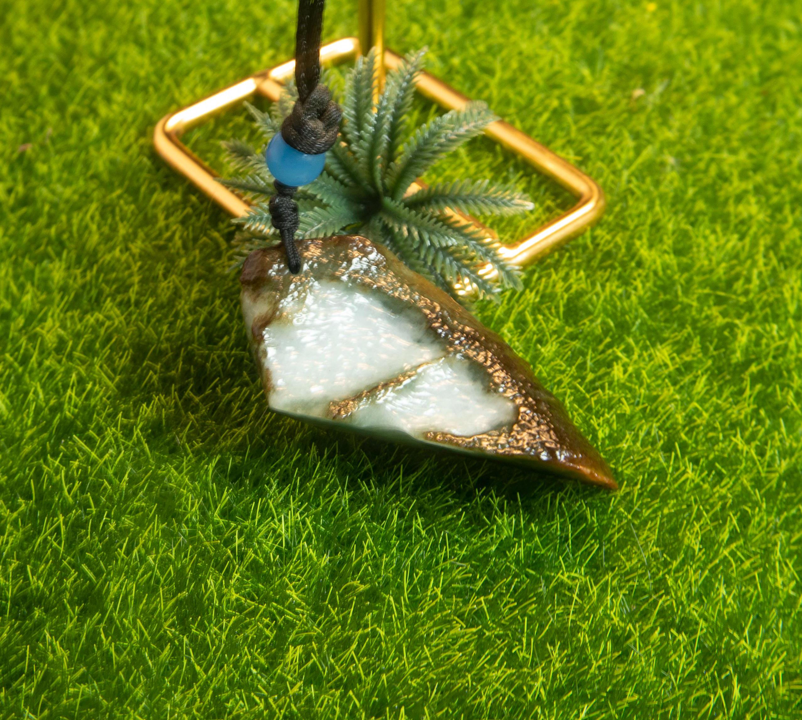 赤と緑の翡翠ペンダント：ビルマ産A級フェイクイ、ユニークな形状