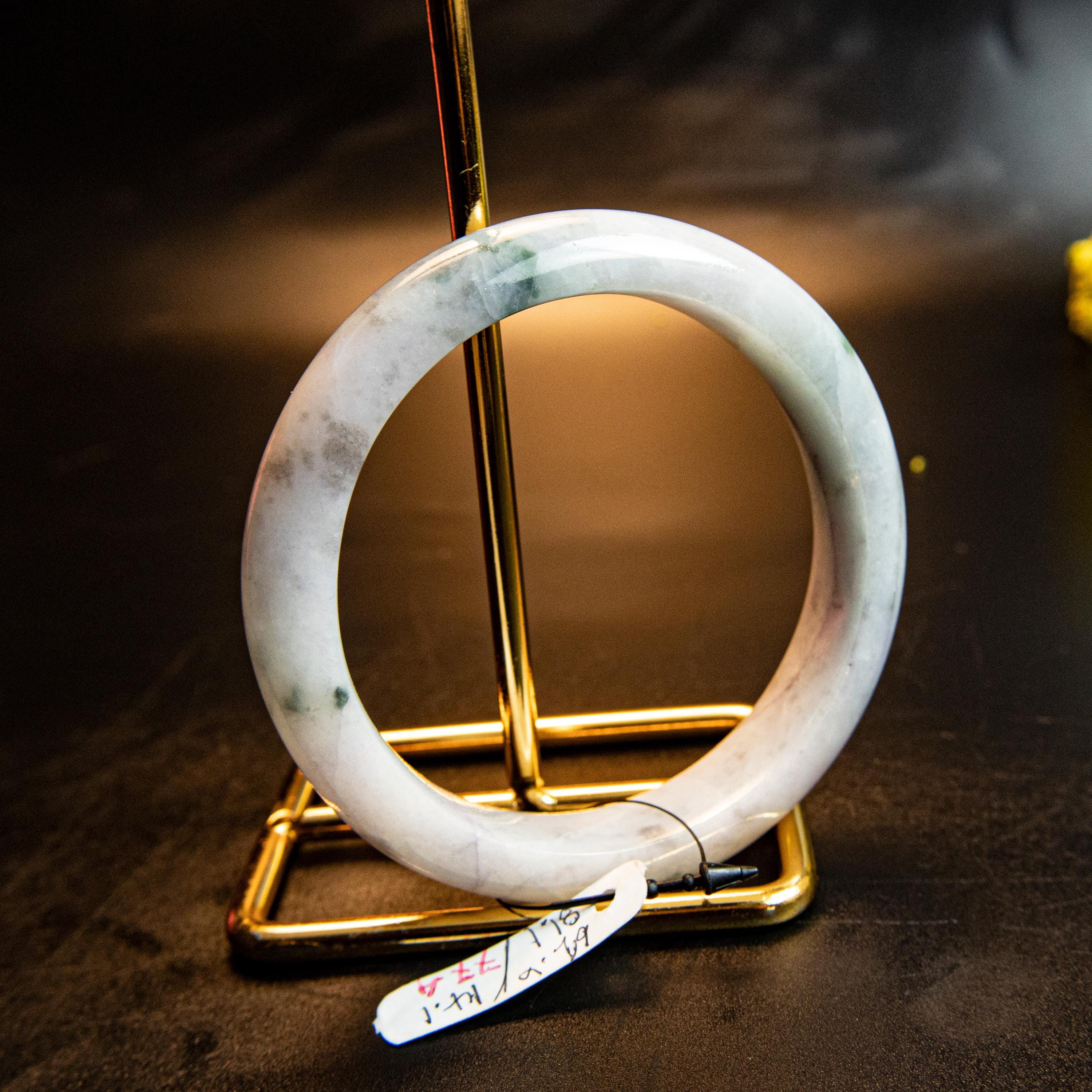 ビルマ産翡翠バングル：緑色の脈が入ったグレードAの乳白色翡翠