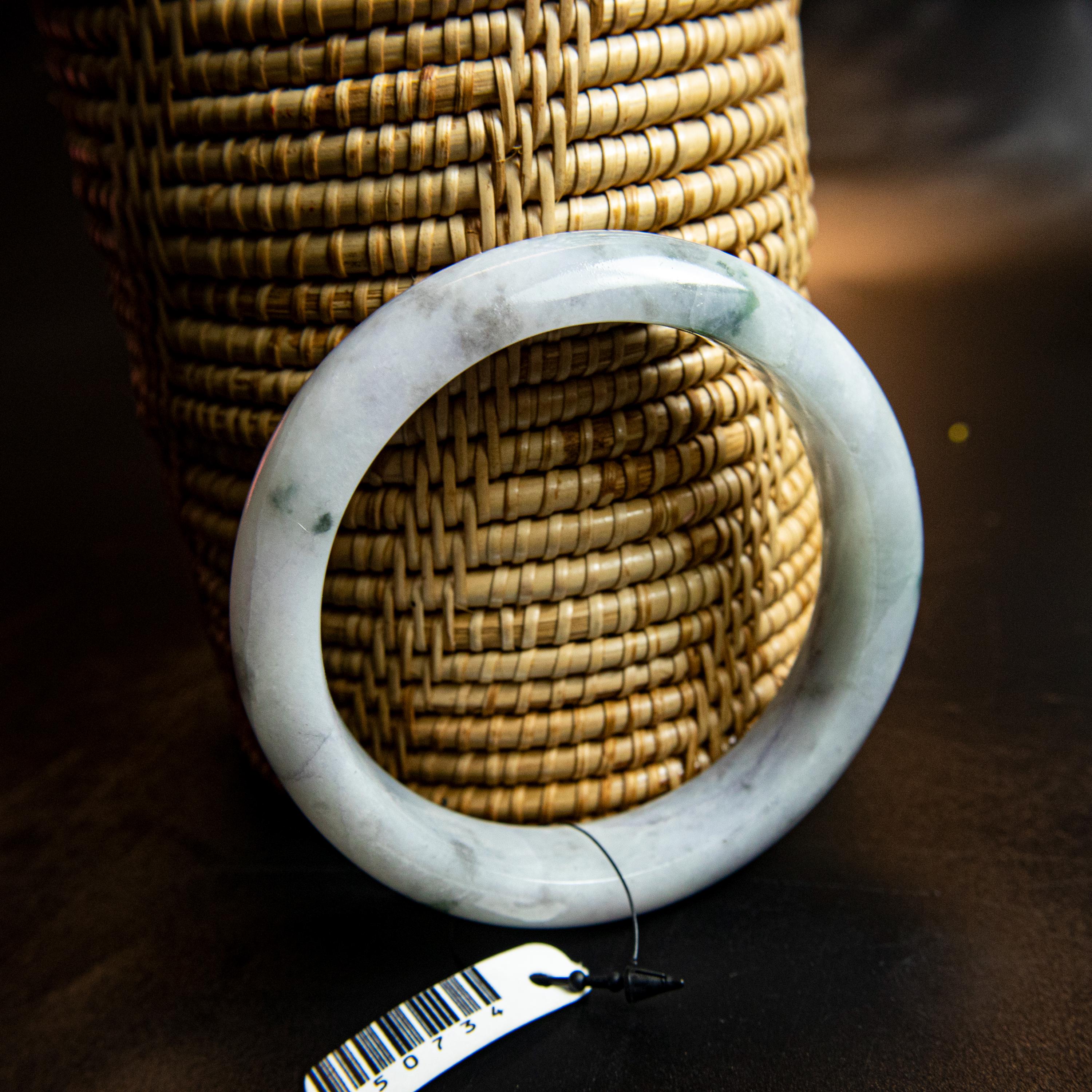 ビルマ産翡翠バングル：緑色の脈が入ったグレードAの乳白色翡翠