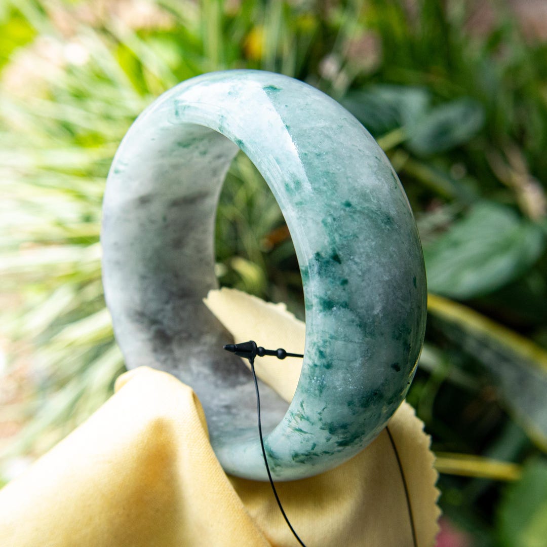 ビルマ産翡翠バングル：モスグリーンとスノーホワイトの幸運の