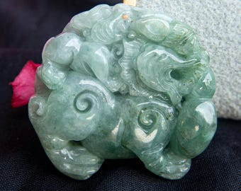 小さな彫刻が施された翡翠の貔貅ペンダント：天然ビルマ産フェイ・クイ