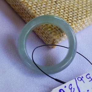 Anello in giadeite birmana di grado A certificata 7US - Giada naturale verde mela e bianca traslucida, simbolo artigianale di pace e prosperità