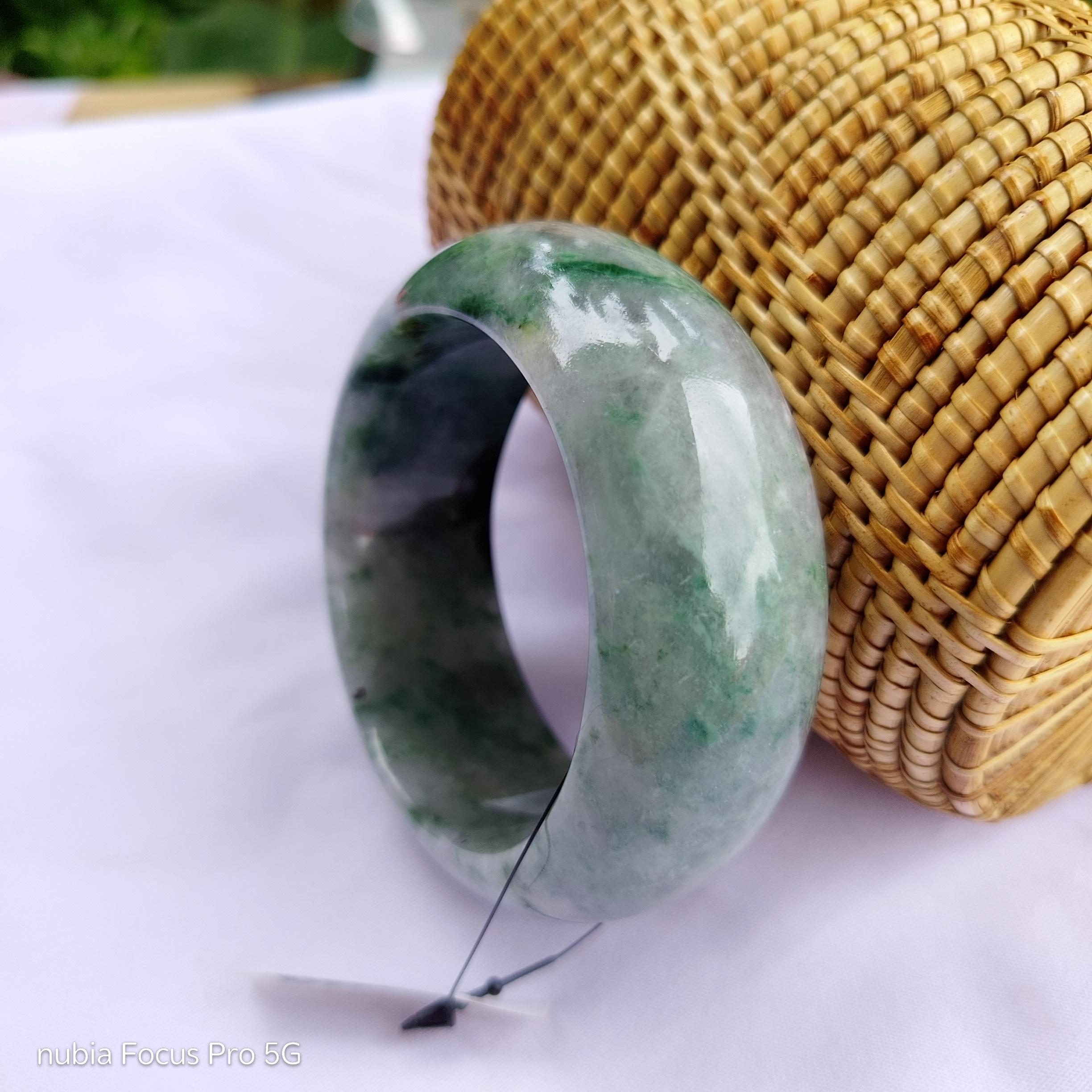 61 MM グレードA ビルマ翡翠バングル：希少なエメラルドグリーン