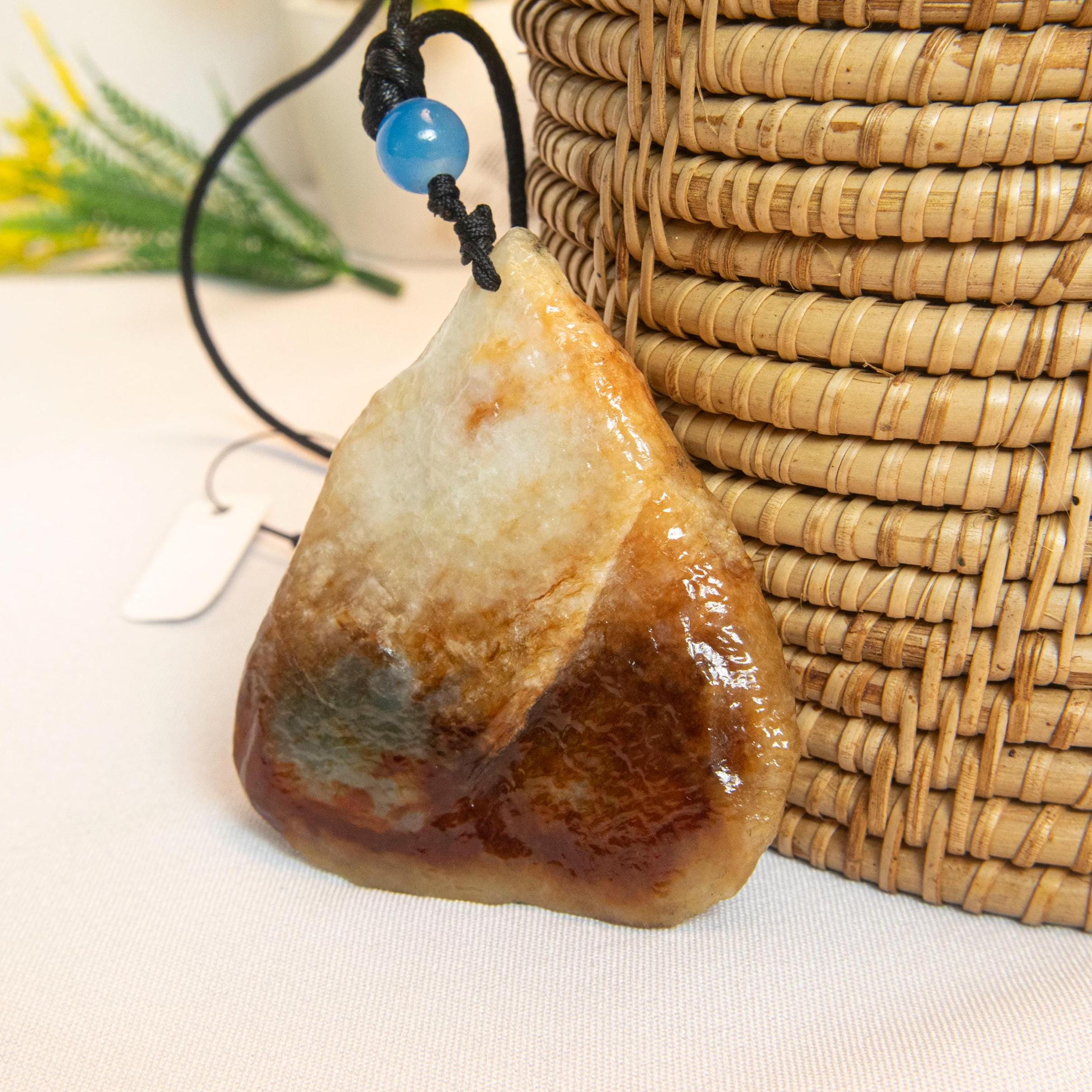 彫刻されたビルマ翡翠ペンダント：黄赤茶色、ユニークな形状 - Etsy 日本