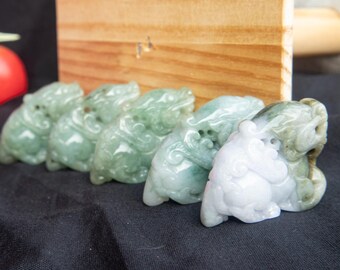 小さな彫刻が施された翡翠の貔貅ペンダント：天然ビルマ産フェイ・クイ