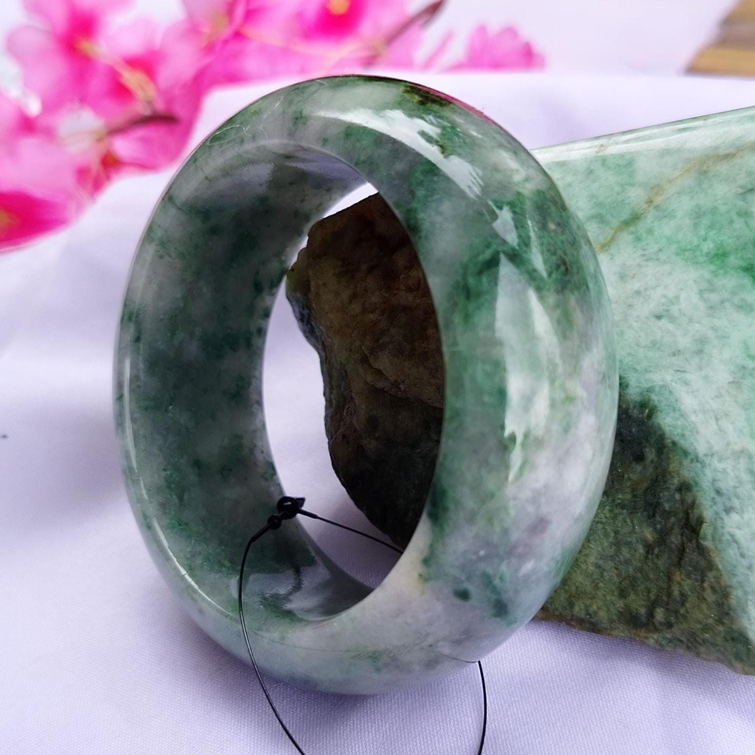 61 MM グレードA ビルマ翡翠バングル：希少なエメラルドグリーン