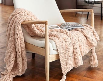 Handknit Throw Blanket: Nordic Style with Tassels - 130x160cm