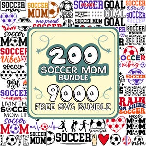 Może przedstawiać: Zbiór grafik o tematyce piłkarskiej, w tym piłki, serca i tekst, np. "Soccer Mom" i "Soccer Vibes". Centralny projekt zawiera "200 Soccer Mom Bundle" i "9000 Free SVG Bundle" na jasnym zielonym tle.