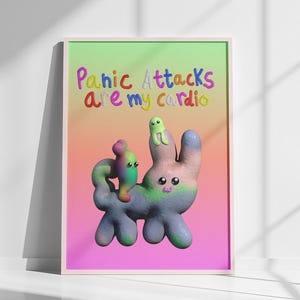 Könnte beinhalten: Eine bunte Illustration einer Cartoon-Kreatur mit dem Text "Panic Attacks are my cardio" auf einem rosa und grünen Farbverlaufshintergrund.