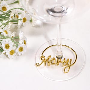 Dijes para copas de vino con nombre personalizado, decoración de mesa para fiestas de bodas, marcador de bebida, regalo de dama de honor, recuerdo de despedida de soltera, regalo para amantes del vino - 1 pieza