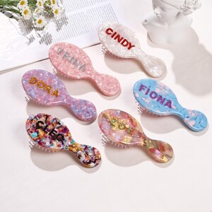 Cepillo de pelo pequeño con nombre personalizado, peine personalizado, regalo para despedida de soltera, accesorio para el pelo de boda, elegante joya para el pelo.